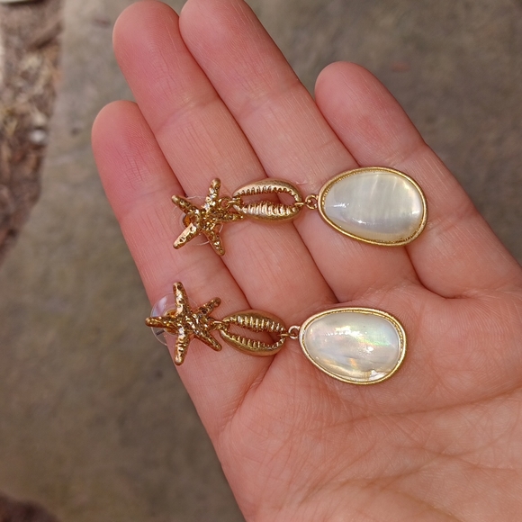 It's sense Jewelry - ✨️3/$10 seashell earrings white opal
